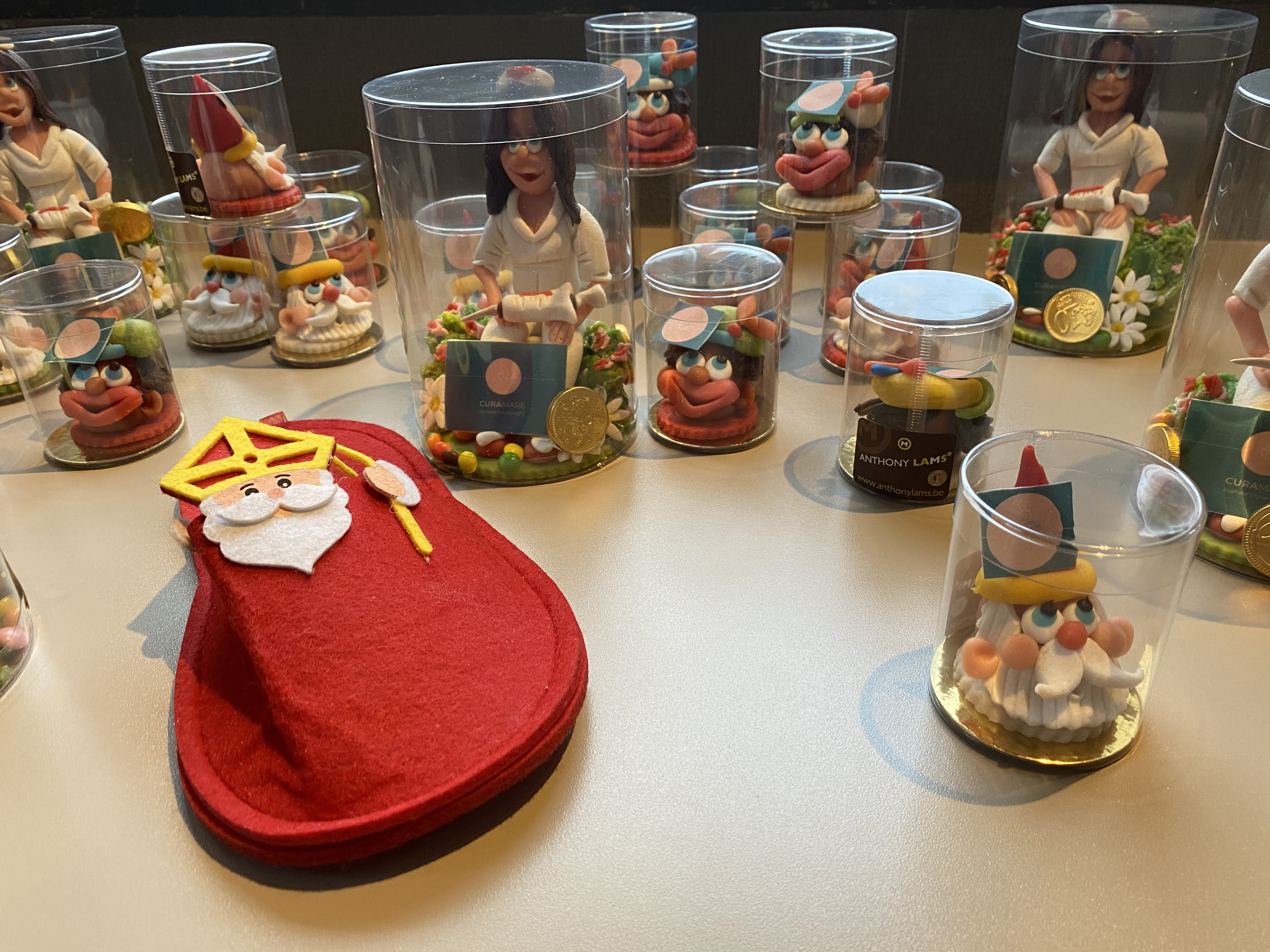 Foto van sinterklaascadeautjes met decoratie.